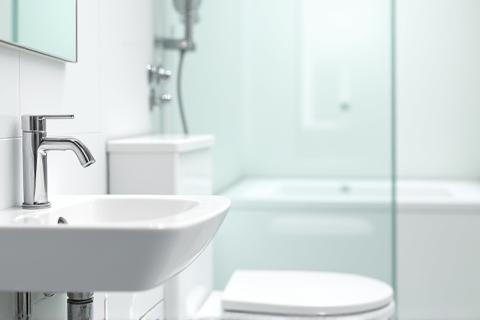 Foto van een hygiënische en schone badkamer met glanzende kranen en betegeling